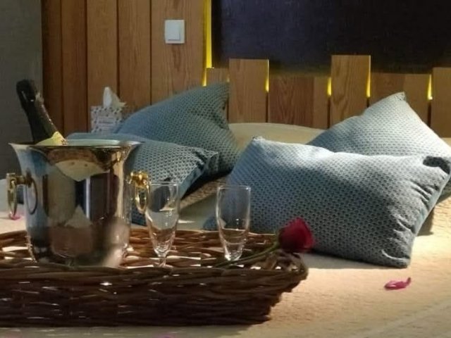 Champagne et pétales de rose pour un séjour romantique en Dordogne